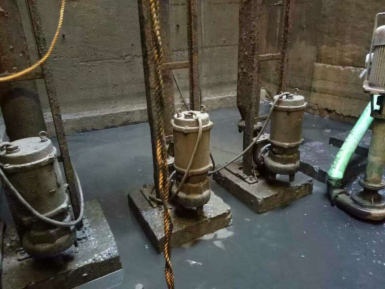 富川污水池清理