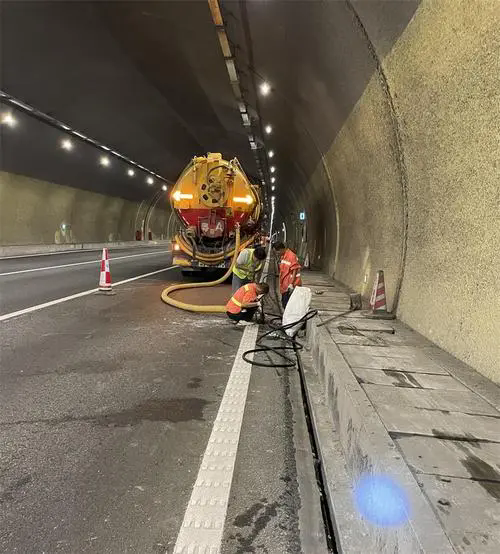 富川隧道排水渠清淤